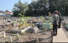 Belasan Makam Dibongkar...