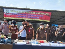 Kejari Karawang Bakar...