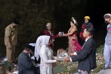 Berbeda Usia 19 Tahun,...