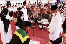 Bupati Aceh Barat Serahkan...