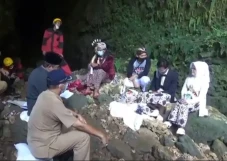 Unik, 2 Pasangan Pengantin...