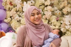 Lahirkan Anak Pertama,...