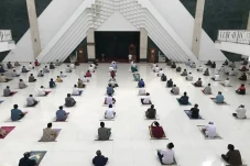 Salat Tarawih di Masjid...