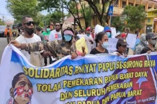 Massa Aksi Demo Tolak...