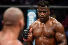 Francis Ngannou Penasaran...