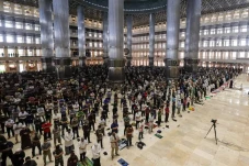 Salat Tarawih di Masjid...