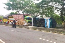 Truk Ekspedisi Pengangkut...