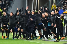 Inter Dekati Tangga...