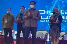 Perkembangan Teknologi...