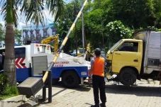 Serempet Tiang Listrik,...