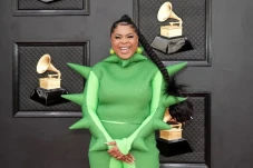 5 Busana Terburuk Grammy...