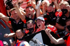 Menang Perdana di MotoGP,...