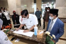 Luhut Serahkan Kiswah...