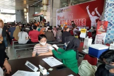 Ratusan Orang Antre...