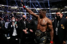 Francis Ngannou Tantang...