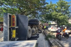Truk Terbalik Picu Kemacetan...