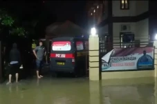 Banjir Setinggi 40 Cm...