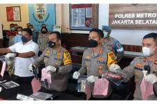 Isi Tas Perampok Bank...