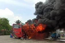 Bus Terbakar di Terminal...