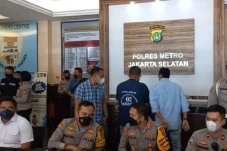 Pejabat yang Merampok...