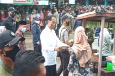 Bagikan Bantuan Modal...