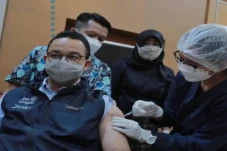 Anies Ajak Warga Booster...
