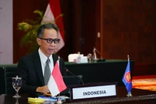 Duduk di Kursi Ketua...