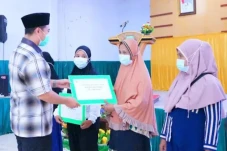 Bupati Pangkep Berikan...