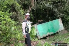 Truk Kontainer Terjun...