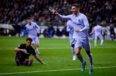 Ferran Torres Selamatkan...