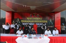 Rugikan Ratusan Warga...