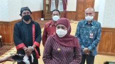 Gubernur Khofifah Gandeng...