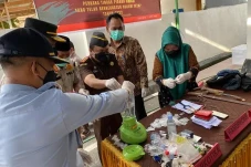 Kejari Bantaeng Musnahkan...
