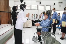 Serahkan SK Pengangkatan,...