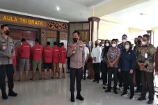 Polisi Tahan 8 Tersangka...