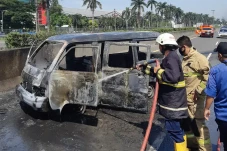 Minibus Pembawa Jerigen...