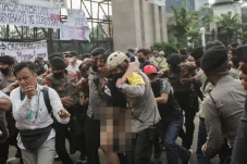 Ade Armando Dikeroyok,...