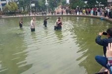 Melompat ke Kolam Air...