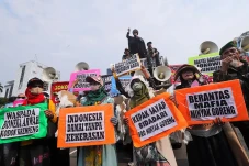 Memanas! Emak-emak Vs...