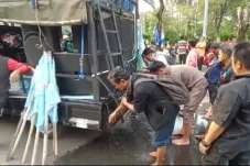 Adzan Ashar di Tengah...