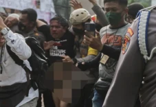 Kena Pukulan Bertubi-tubi,...