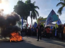 Demo Mahasiswa di 4...