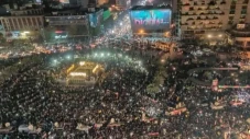 Ribuan Demonstran Kecam...
