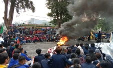 Demo Diguyur Hujan Deras,...