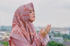 Risty Tagor Rilis Mini...