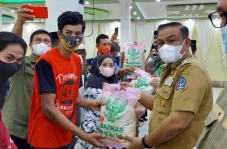 Bupati Bone Salurkan...