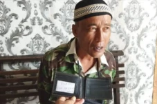 Acungkan Sajam di Keramaian...