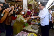 Bagikan Bansos di Cirebon,...