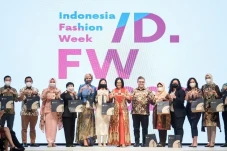 Hadiri Indonesia Fashion...