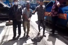 Viral! Ngamuk Bawa Parang,...